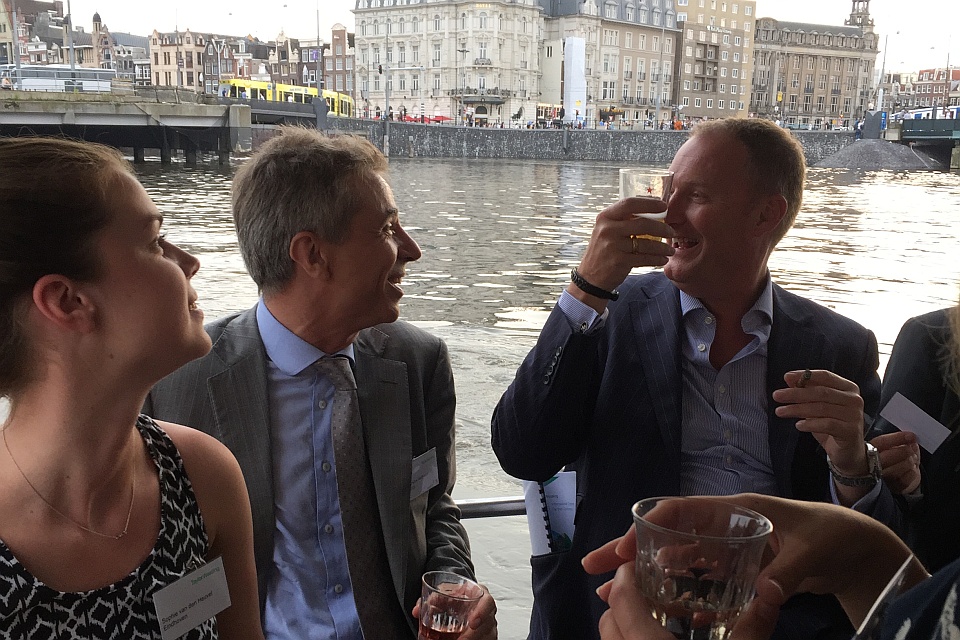 Met 2 Staets boten door de Amsterdamse grachten varen