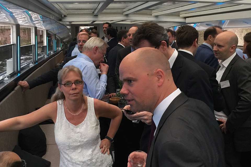 Met 2 Staets boten door de Amsterdamse grachten varen
