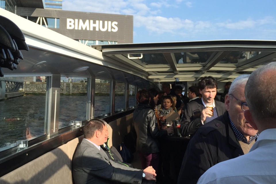 Bedrijfsuitje internationaal leasebedrijf op Amsterdamse grachten