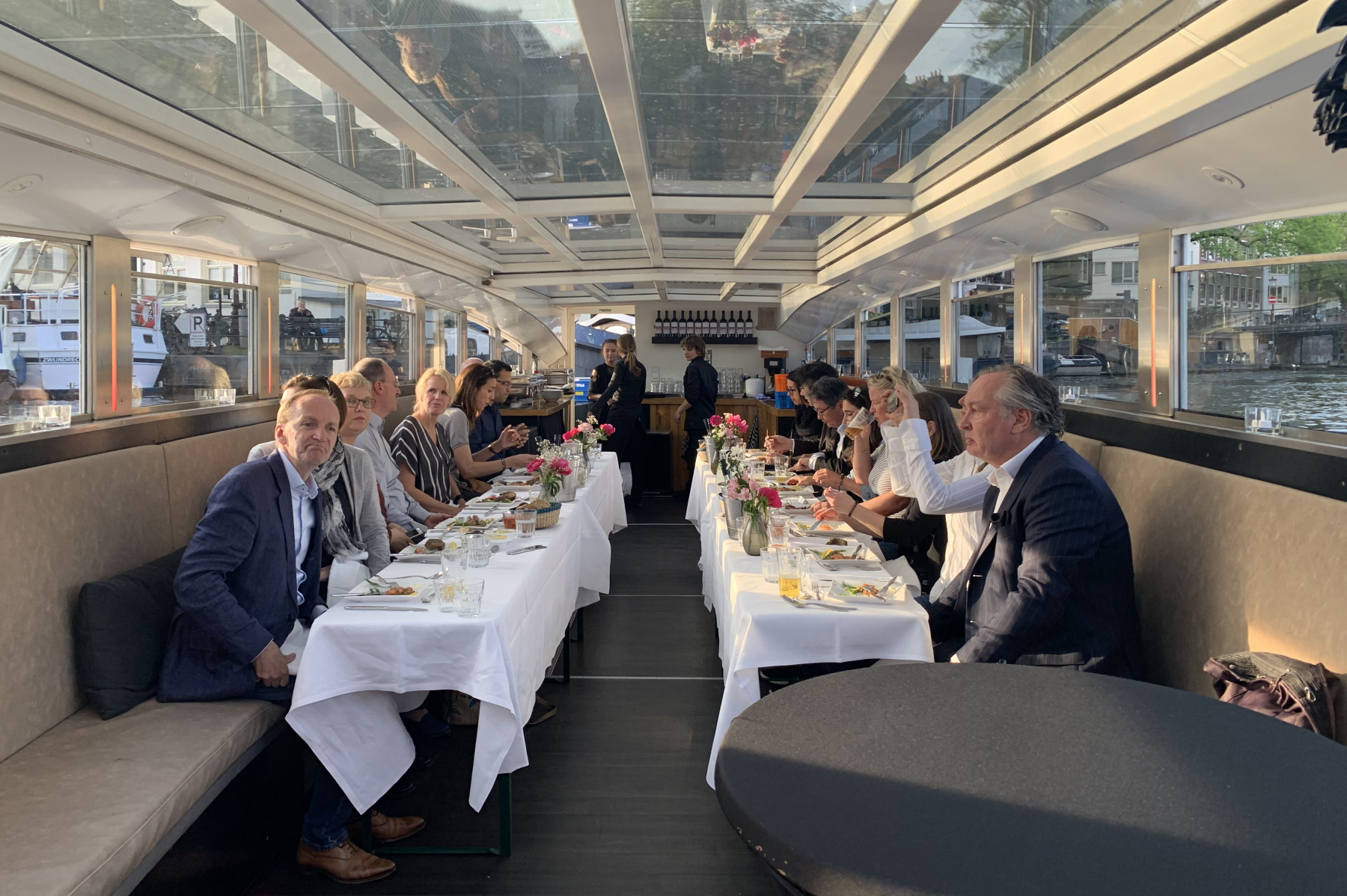 01-zittend-diner-luxe-1800x1200.png