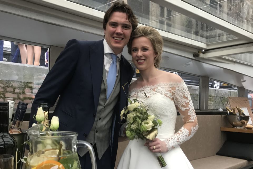 Prachtig bruidspaar vaart op huwelijksdag door Amsterdam