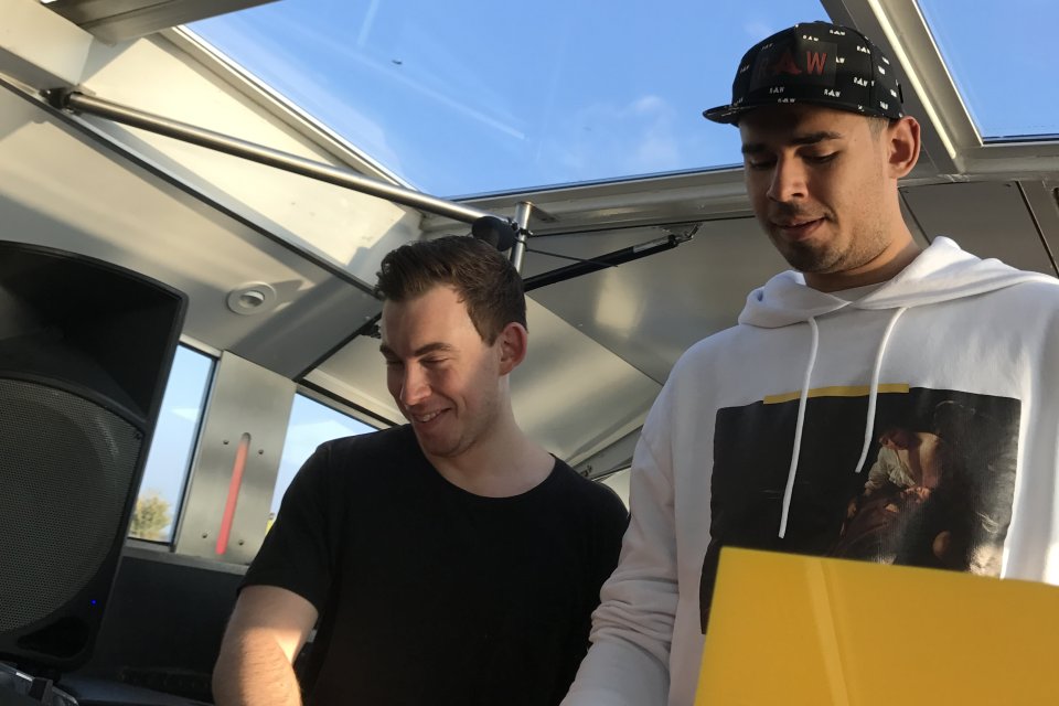 Hardwell en Afrojack varen tijdens ADE met Staets