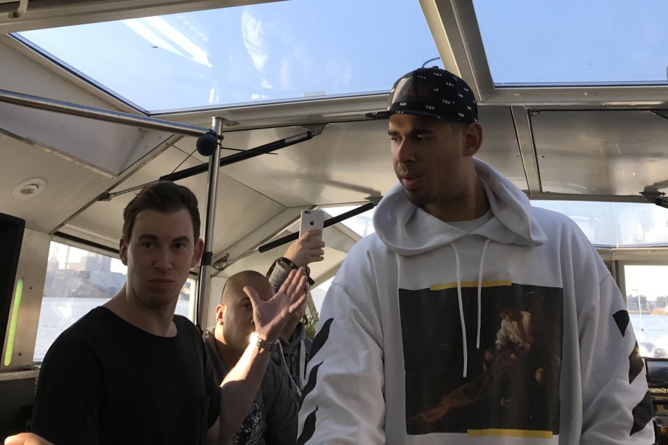 Hardwell en Afrojack varen tijdens ADE met Staets