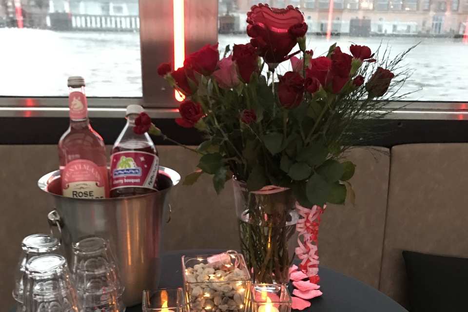 Huwelijksaanzoek op Staets boot Amsterdam